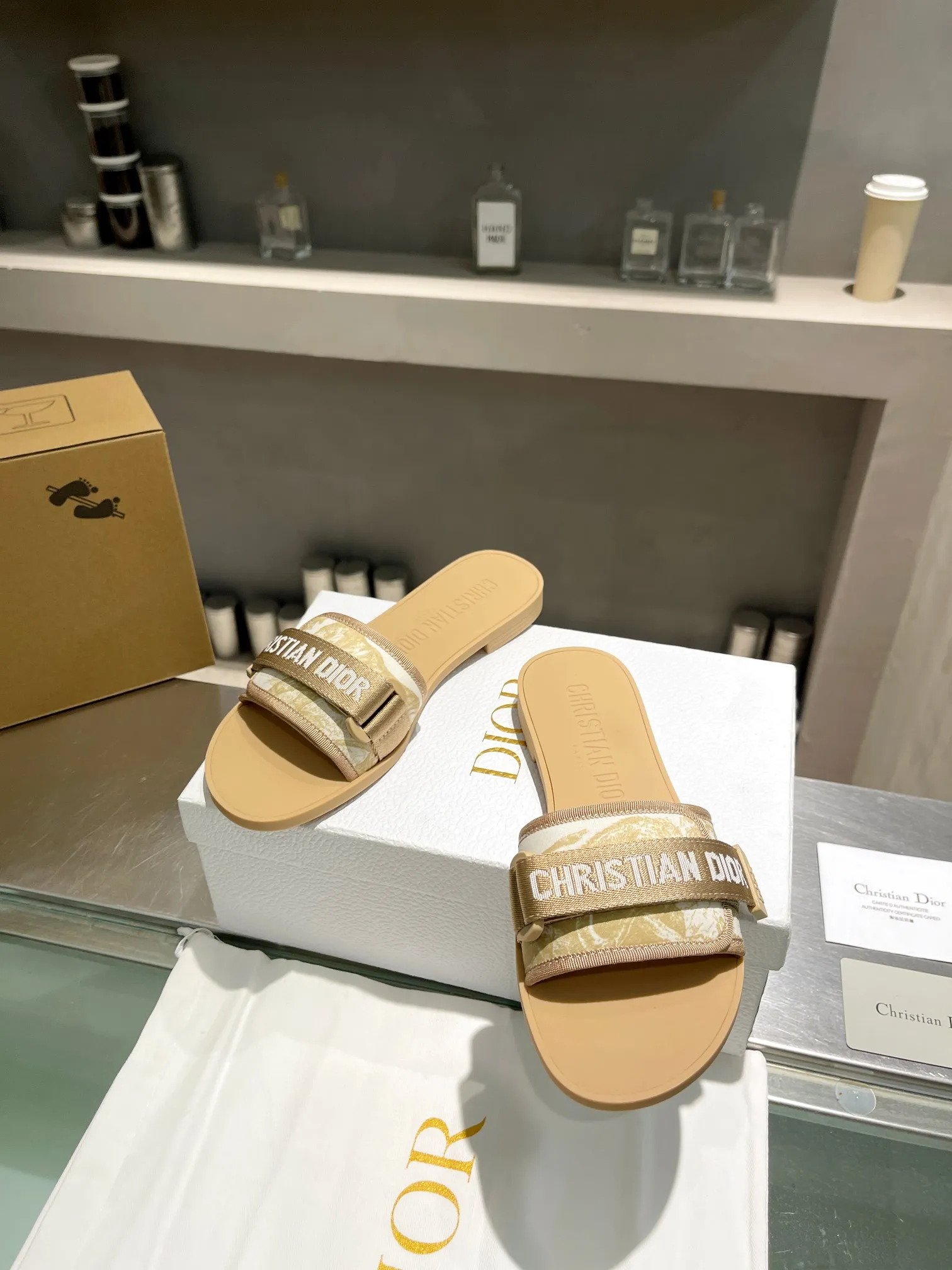👟👟Ex-factory price 380👟👟 Dior D’s latest series of Velcro buckle sandals and slippers in new colors! Perfect reproduction of the original version, the most popular color matching fabric, super layered ▪️Original molded high-end TPU outsole (not ordinary rubber) ▪️Very comfortable and easy to walk. All upper materials are custom-made from the original ▪️3D electric embroidered three-dimensional cloth surface, very versatile, a must-have for lazy people in summer ▪️Number of yards: 35-41
